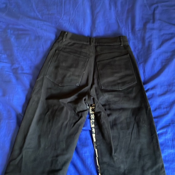 Lisa Says Gah Robyn Jean in Black Daisy - Picture 4 of 8